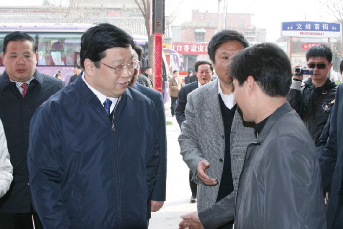 2010年安阳市原市委书记张广智、市长马林青莅临9001cc金沙以诚为本总部视察事情